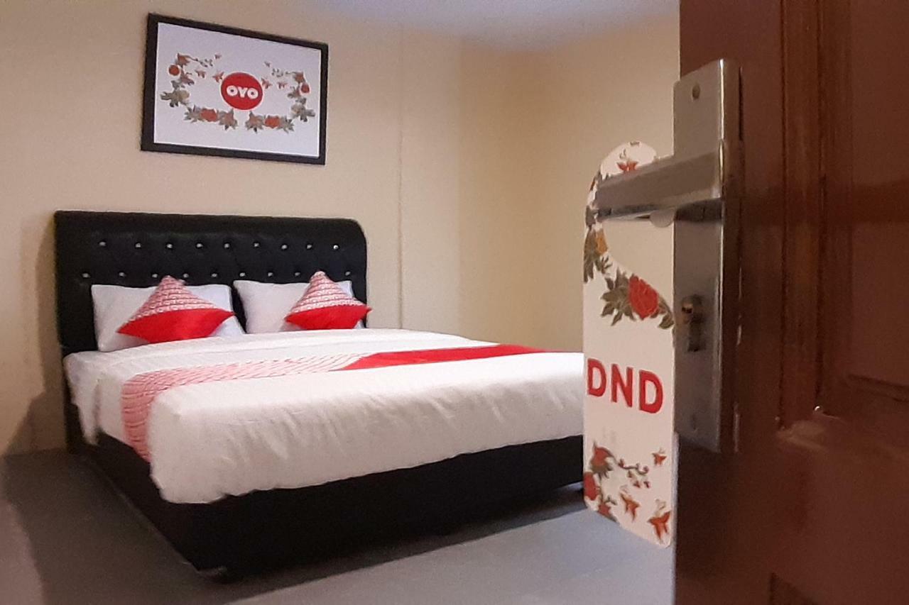 Oyo 1053 Angelyn Home Stay Medan Kültér fotó