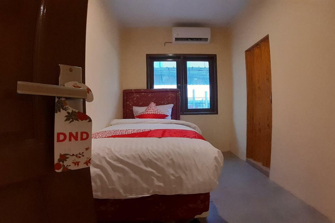 Oyo 1053 Angelyn Home Stay Medan Kültér fotó